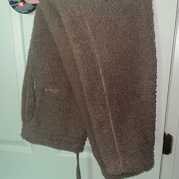 SKIMS Chocolate Sherpa Outerwear - Picture 5 of 5